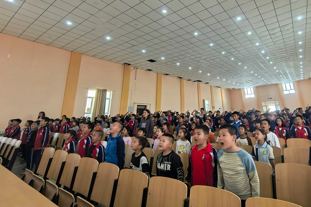 图为学生们齐唱国歌