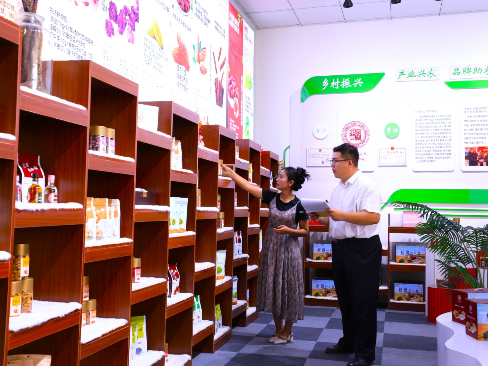 图为在新疆能源帮扶建设的于田县阿热勒乡风兮果园合作社,驻村工作队队员与合作社工作人员盘点产品出库情况。姚煜峰摄