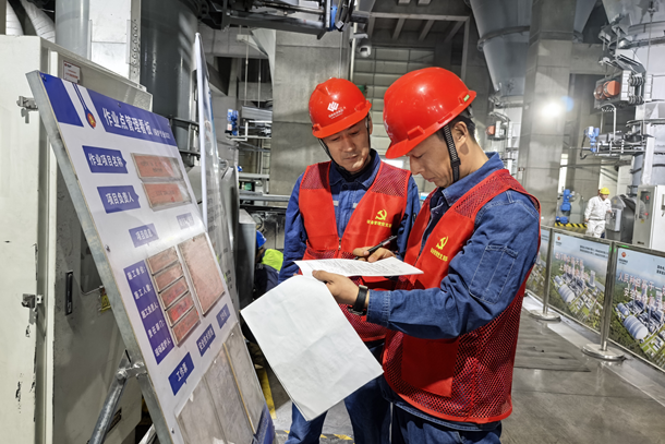 图为党员监督岗党员深入现场检查工作_副本