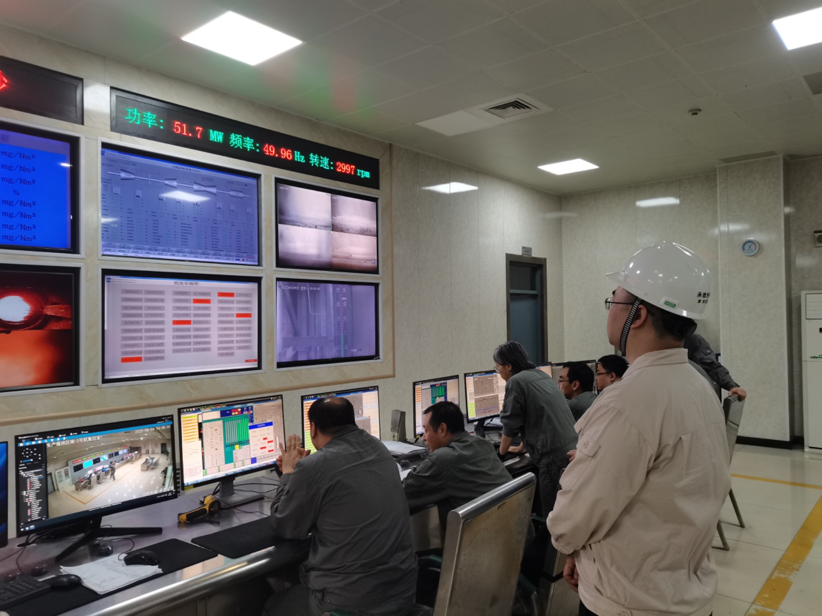 图为2号机组并网成功后的集控室