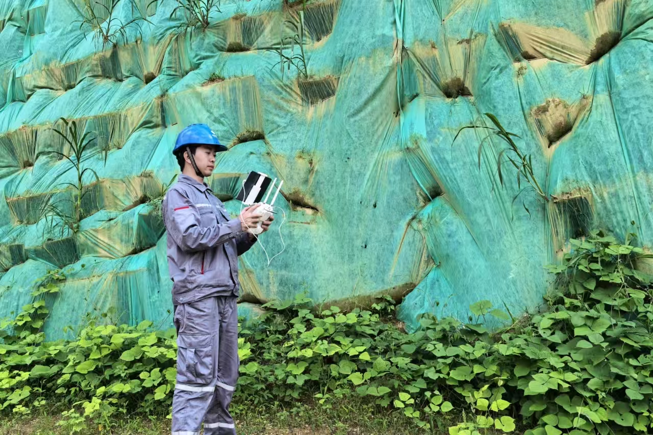 1760606092048020577.jpg 图为生态医生检查修复情况.jpg