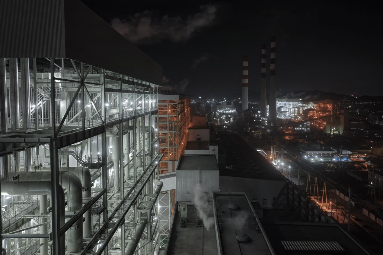 图为北仑电厂夜间机组灯火通明