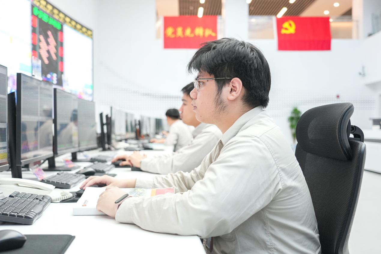 图为王灿正在认真监盘